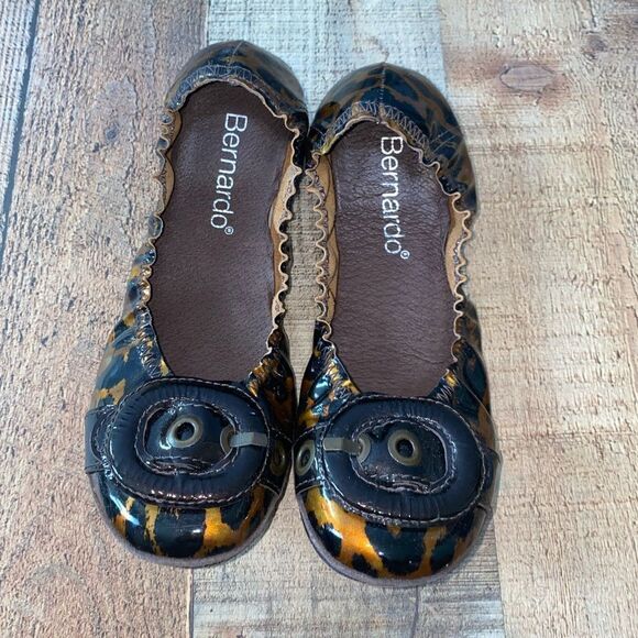 Bernardo animal Print Size 8M Folding, Elastic Fit ballet flats - Picture 1 of 14